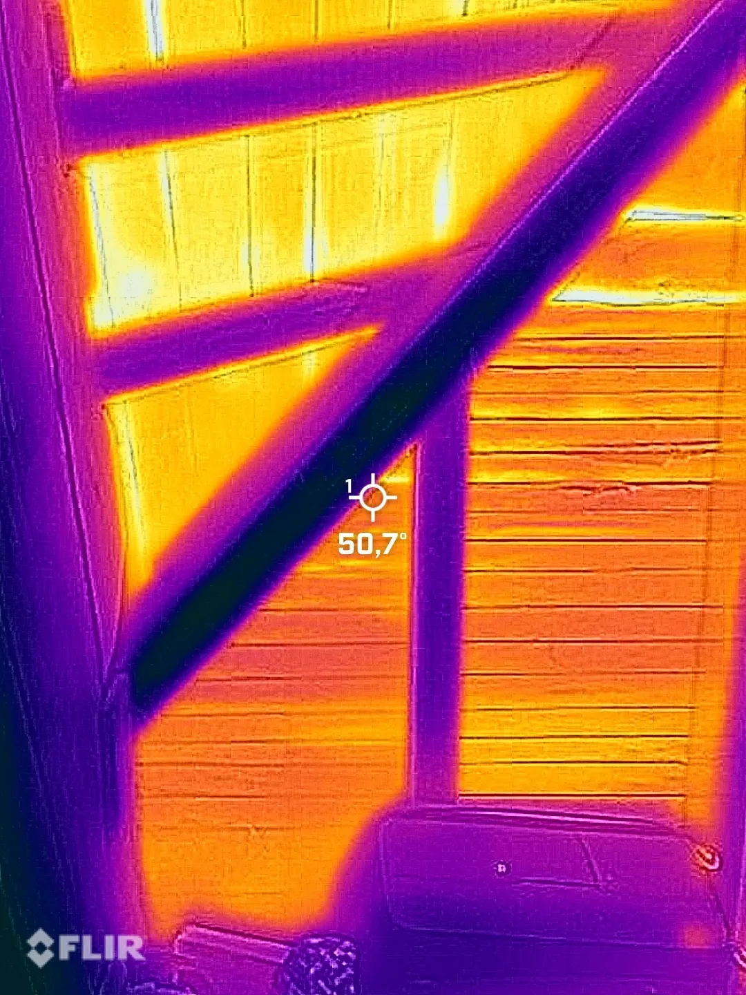Imagine termografică a unei structuri de acoperiș din lemn
