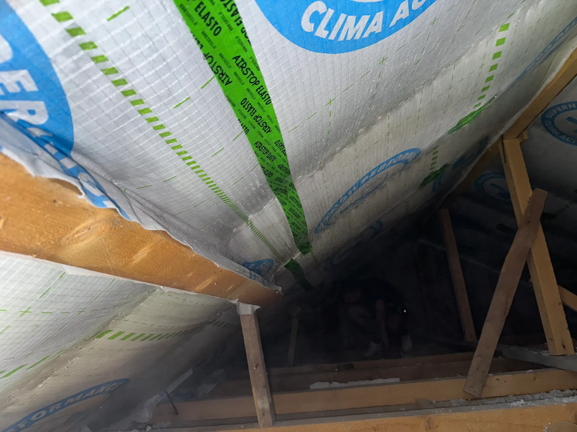 Membrană barieră de vapori Clima Activ montată pe căpriori, văzută din pod