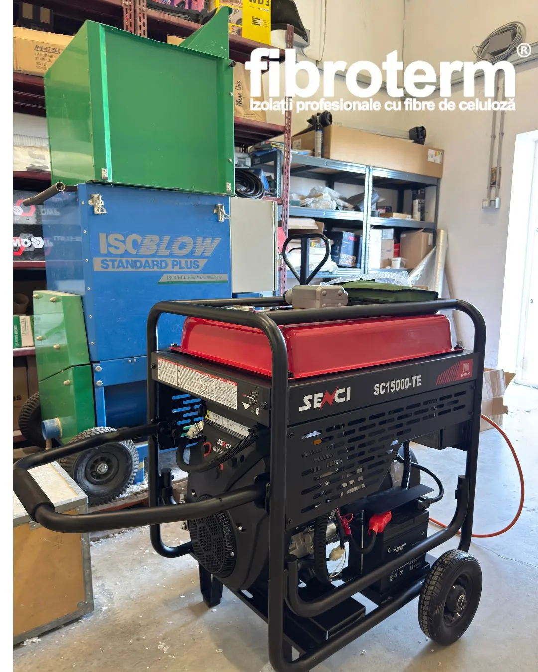 Utilaj profesional de insuflare a celulozei, alături de un generator electric