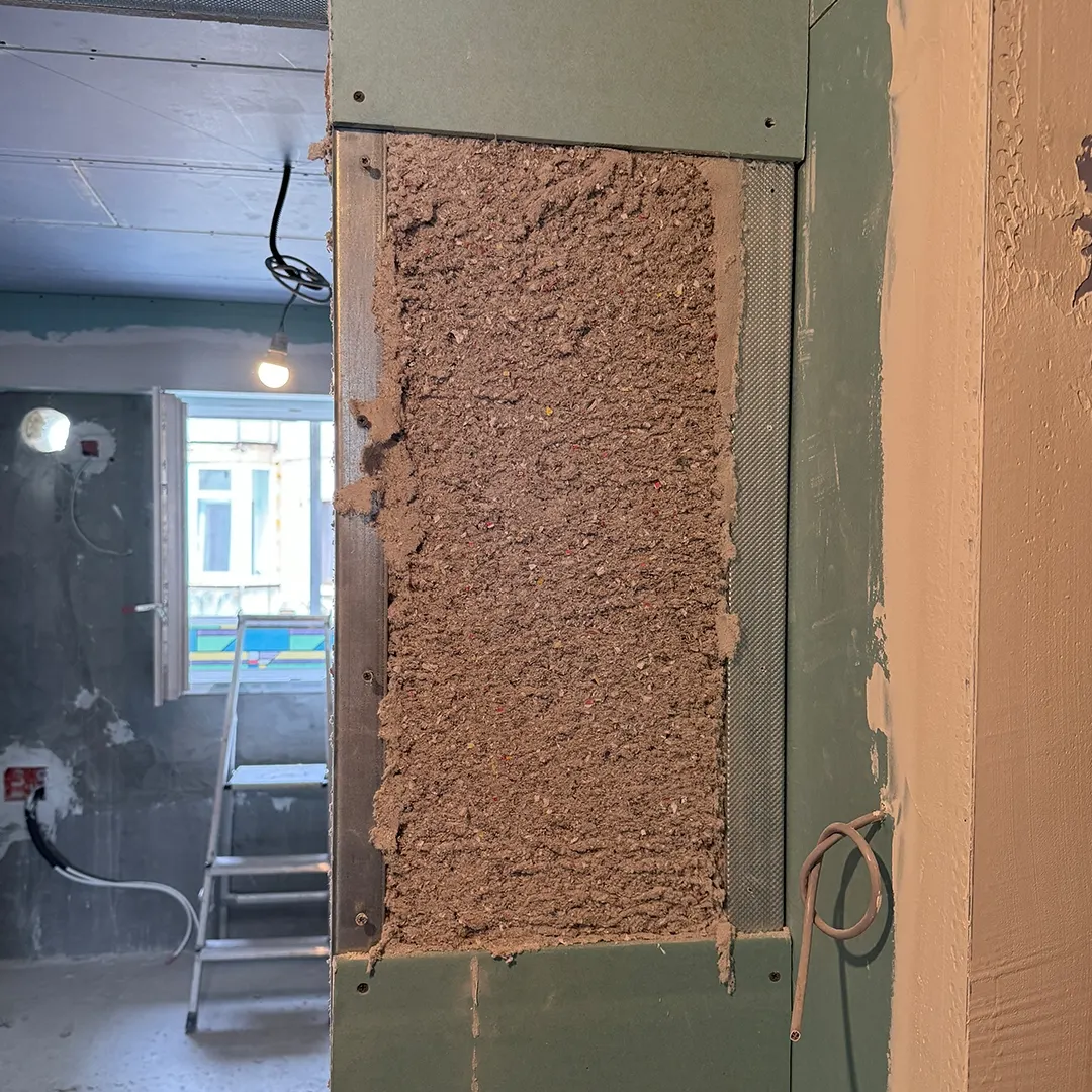 Secțiune într-un perete pe structură: cavitatea umplută cu celuloză injectată