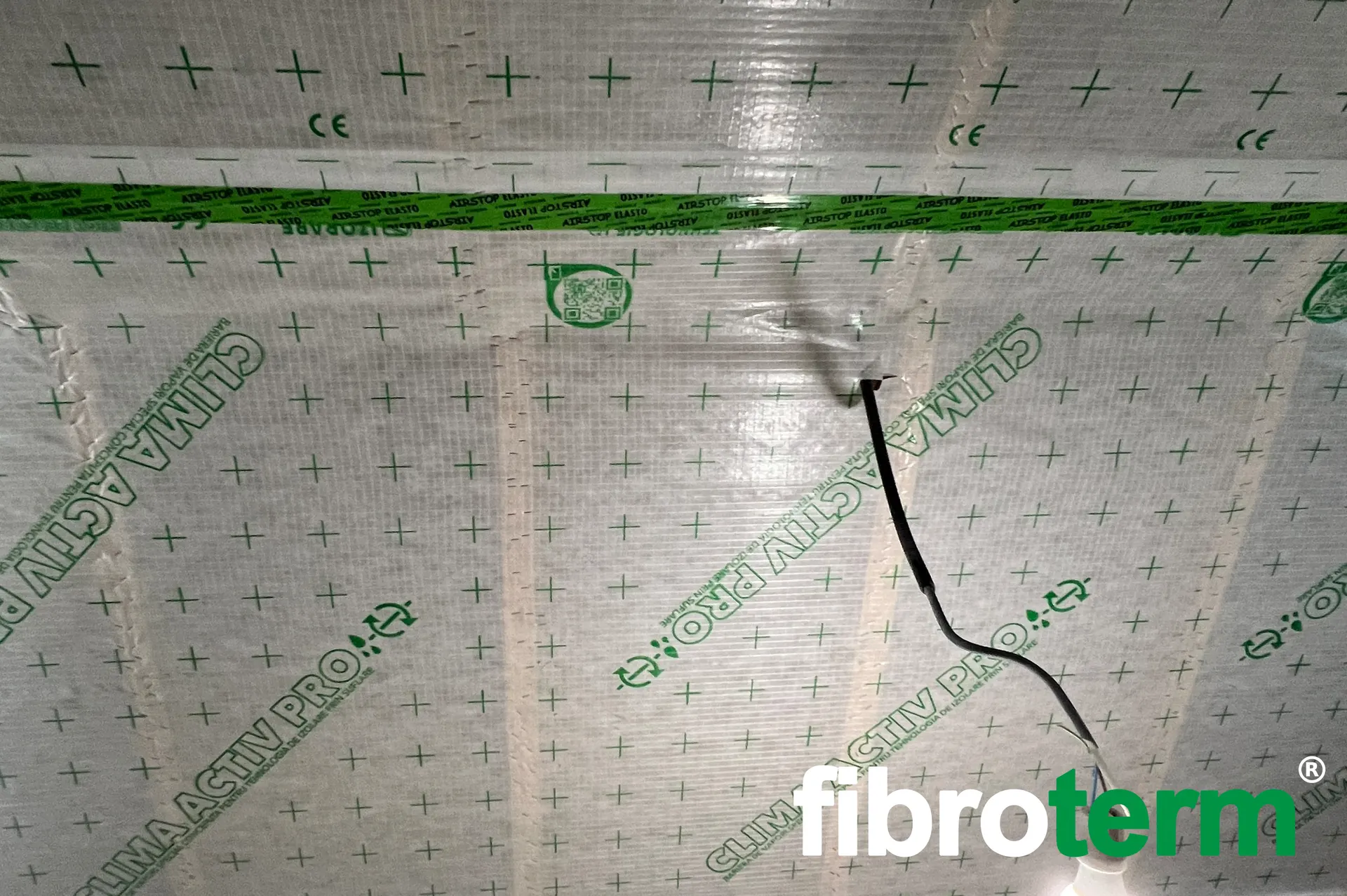 Membrană Clima Activ Pro etanșată cu benzi verzi, cu un cablu electric trecut prin membrană